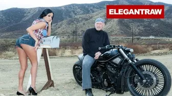 Anissa Kate jaha. Mark Davis divje v prepovedanem območju