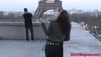 Liza Del Sierra的剃光的阴道被一头大黑鸡操了