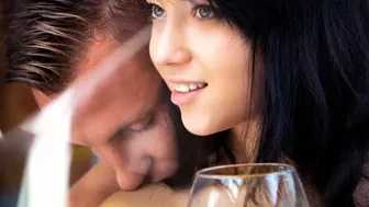 Taissia mit dem verführerischen Saugen genießt ihren Liebhaber