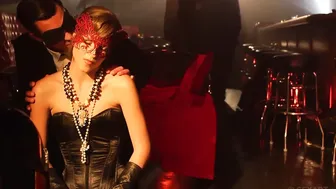 एक मुखौटा में एक शरारती लड़की कामुक प्यार कर रही है