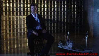 A stílusos barna bomba lova az ős férfija izmain