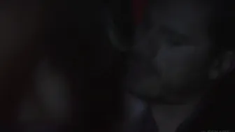 I et fint par biler, gjør han varm kjærlighet i passasjersetet