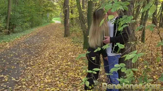 Horúci ruský tínedžer, ktorý fajčí divočinu na verejnosti