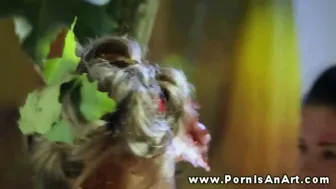 Dve horúce dievčatá, ktoré si vonku lízajú kundičku