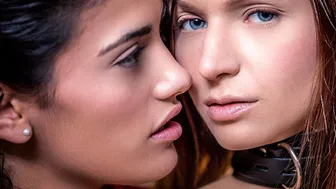 Penelope Cum conduce Arian în dumping lesbiene