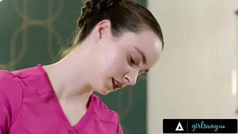 Hazel Moorova masérska horúca chémia s veľkými kozami Octavia Red vedie k príjemnému lesbickému jebaniu