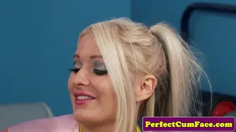 Kukingas Kaz B riebalų paauglys su dideliu mediniu varžtu