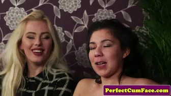 Skanky Britt dospívající saje dřevo, dokud nepřijde do obličeje