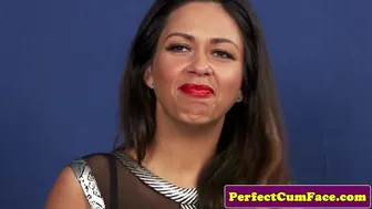 Brittiläinen pitsi kauneus vetää iso musta kaveri