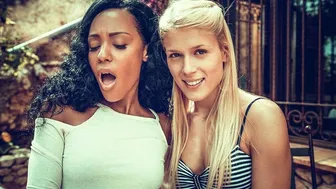 Сладката котка седи на лицето си с путката на Ное Милк