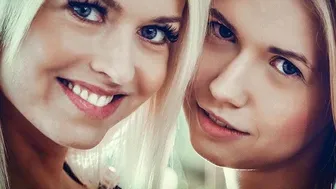 Sıcak lezbiyen Lena Love ve Violette Pink ile olgun sarışınları kucaklar