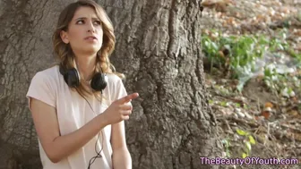 Najstniška muca Alexe Grace je vroča v svoji lezbični ljubezni