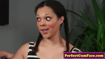 Brittisk förförisk linger suger kuk med bröstet