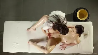 Οι καυτές λεσβιακές αγκαλιές του Άργουεν Γκολντ και του Νέκαν