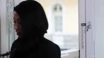 Η Φρίντα Σάντε και η καυτή λεσβιακή βραδιά της Ρίνα Έλις