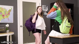 Hazel Moore meglocsolja Samantha Reignst az órában