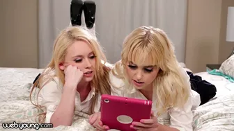 Chloe Cherry en haar schoolmeisje hebben een lesbisch experiment op haar hoofd