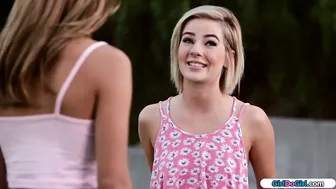 Bella Rose'un Uma Jolie'nin yeni komşu yüzüyle ilk öpücüğü