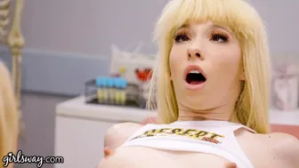 Dr. Serene Siren curará el coño adolescente de Kenzie Reeves