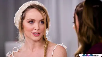 Den tynde journalist tilstår, at hun vil slikke blondine med brystvorter