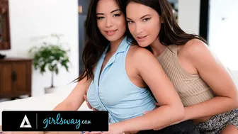 Scarlett Alexis vigasztalja megtört barátnőjét Katrina Colt-tal leszbikus szeretettel