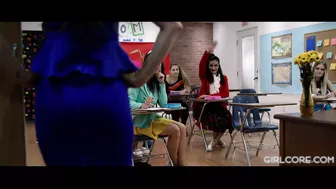 Angela White dan Georgia Jones menghukum para siswa remaja