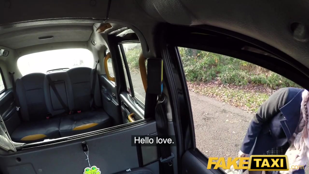 Sahara Knite felkínálja a testét Fake Taxi 🎞️ PornoX